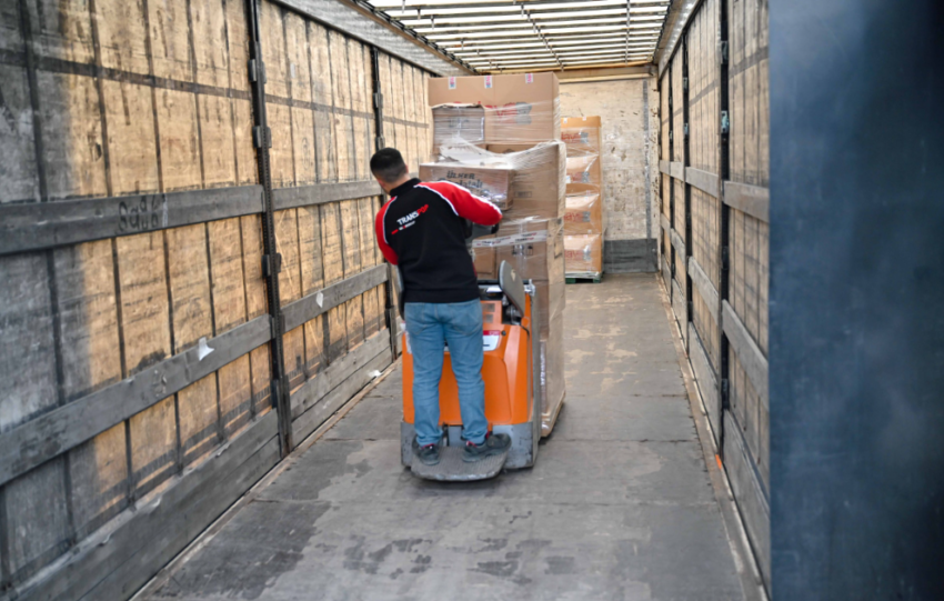 Sabri Ulker Vakfindan depremde ailelerini kaybeden cocuklara destek