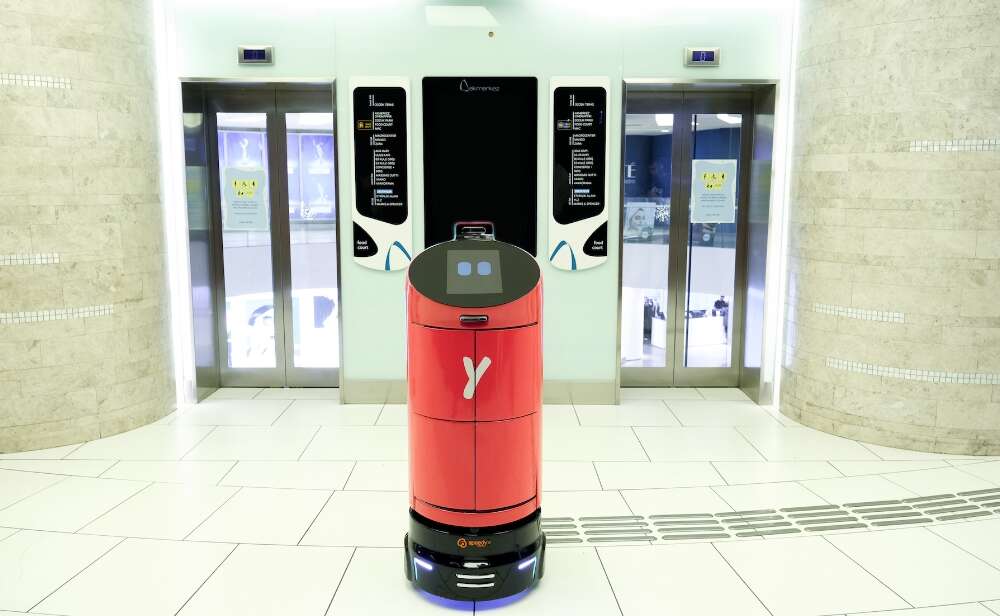 Yemeksepetinin Asansor Kullanabilen Yemek Teslimat Robotu YEBO Akmerkezde