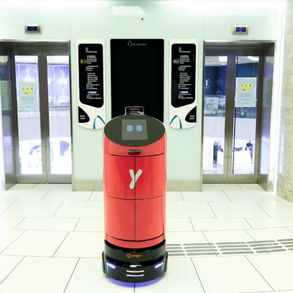 Yemeksepeti’nin asansör kullanabilen Yemek Teslimat Robotu YEBO, Akmerkez’de