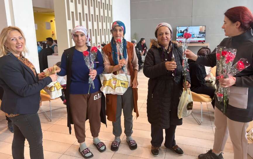 Seyidoglu Gida depremzede kadinlarin dunya kadinlar gununu kutladi