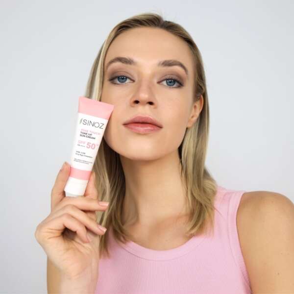 Erkmen Onbulak 10 Sinoz’un Güneş ürünleri ile ışıltılı bir cilde sahip olma hayaliniz, yeni reklam filminde gerçeğe dönüşüyor