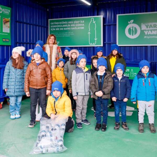 Ceyda Düvenci, Metro Türkiye’nin depozito alanında çocuklara geri dönüşümün önemini anlattı