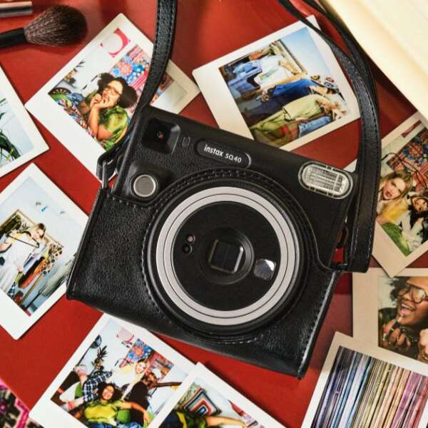 Fujifilm instax ailesinin yeni üyesi: instax SQUARE SQ40