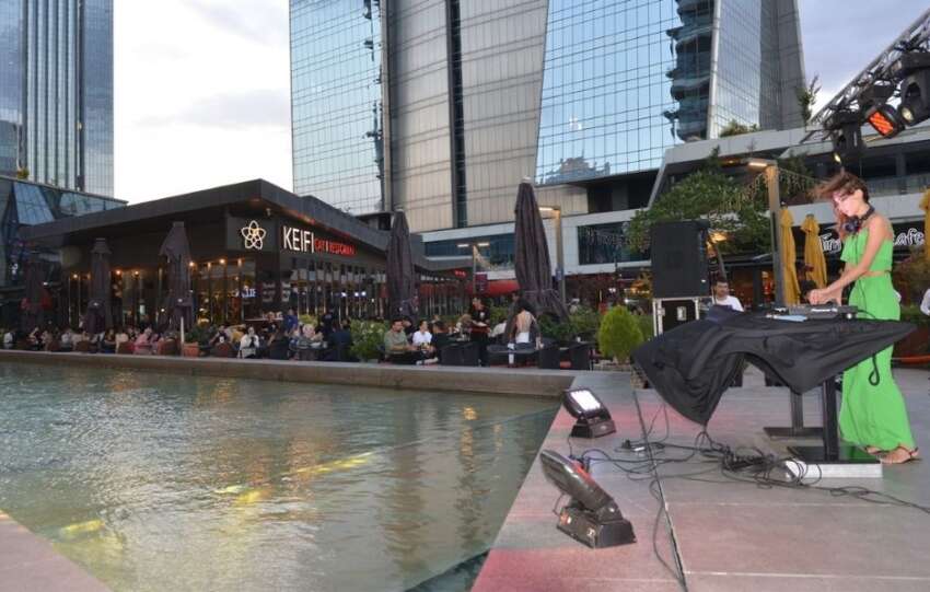 Next Level AVMde teras konserleri DJ Mari ile devam etti