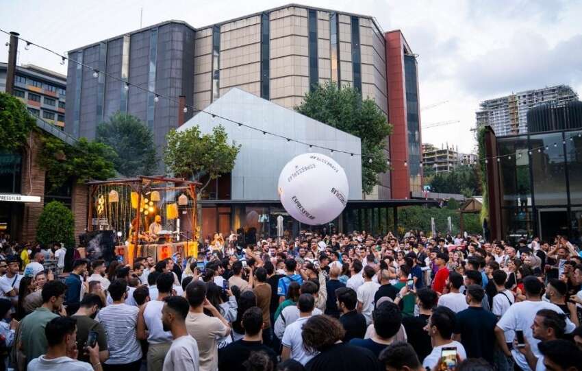 Avrupanin en buyuk kahve deneyim merkezi Espressolab Roasteryde birinci yil coskusu