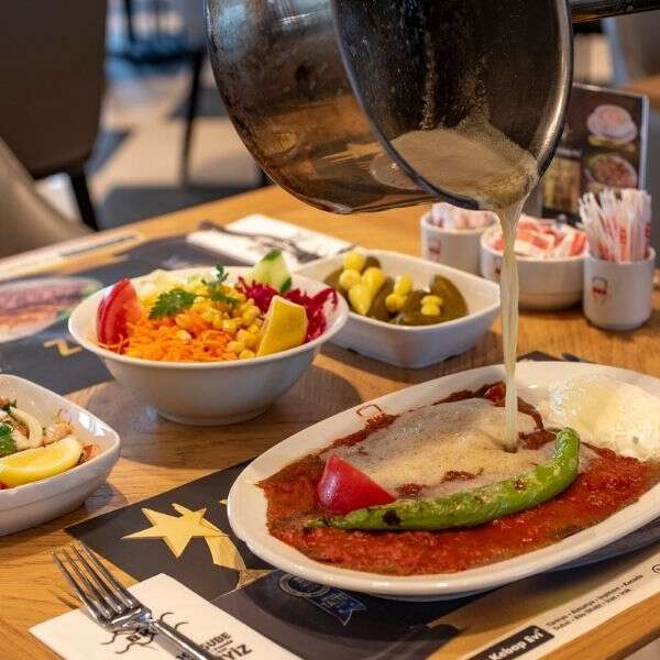 Bursa Kebap Evi yaşlı misafirlerine unutulmaz lezzet şöleni sunuyor