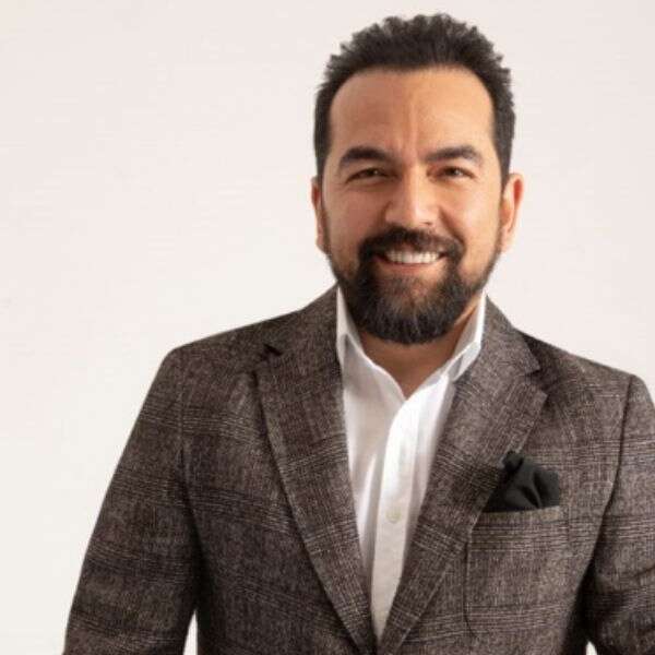 DeFacto Alternatif Satış Kanalları ve iş Geliştirme Genel Müdürü Serdar Ersoy’a 100. Yıl Liderlik ödülü