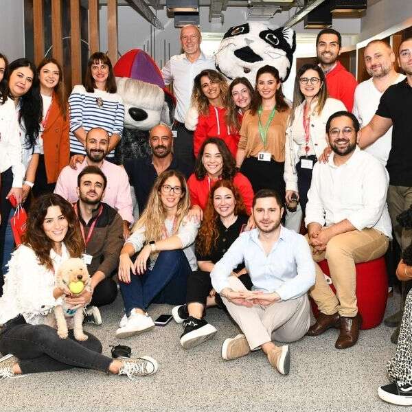 Başak Aktürk 3 Purina #sendepatile kampanyası ile sokak hayvanları için mama bağışladı