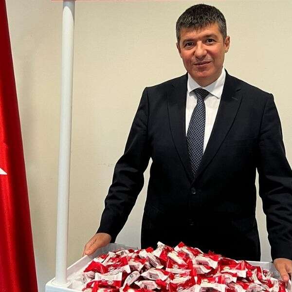 İlkay Keskin 10 Seyidoğlu Gıda Cumhuriyetin 100’üncü yılına özel 100 bin adet ücretsiz helva dağıtıyor