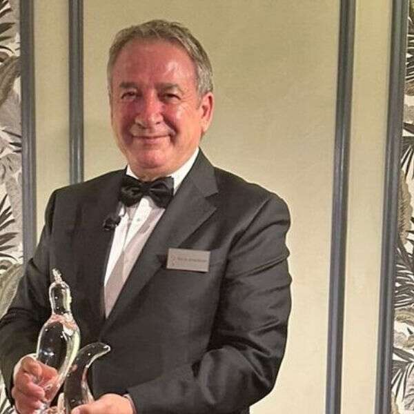 Şişecam Yönetim Kurulu Başkanı Prof. Ahmet Kırman yılın cama değer katan insanı ödülünü Como’da aldı