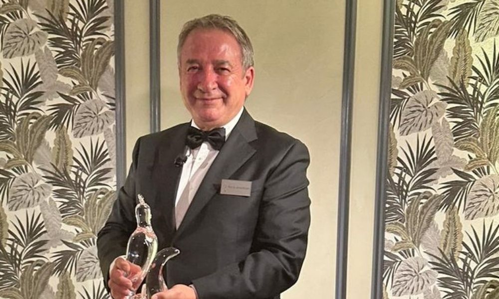 Şişecam Yönetim Kurulu Başkanı Prof. Ahmet Kırman yılın cama değer katan insanı ödülünü Como’da aldı