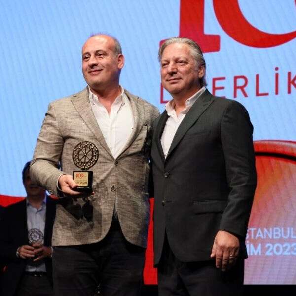 Başak Aktürk 4 Teksüt Satış ve Pazarlama Direktörü Murat Keleş’e 100. yıl liderlik ödülü