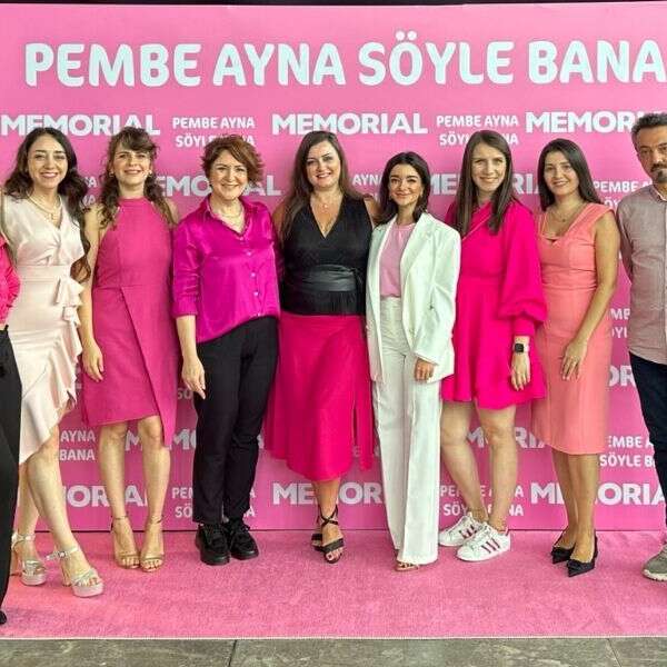 Ünlüler ve kanser kahramanları meme farkındalığı için “Pembe Ayna Söyle Bana” dedi