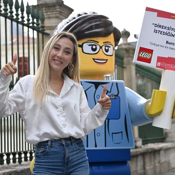 Dev LEGO minifigürleri kızlara ilham vermek için sokağa çıktı