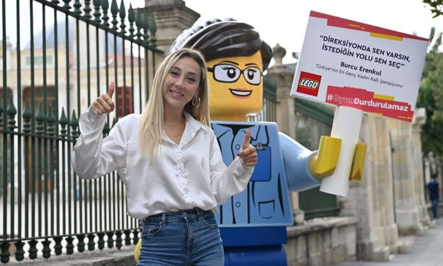 Dev LEGO minifigurleri kizlara ilham vermek icin sokaga cikti