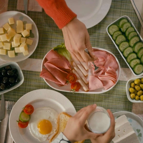 Pınar Et’ten yeni reklam filmi: “Aç Bitir, Lezzetini Herkes Bilir”