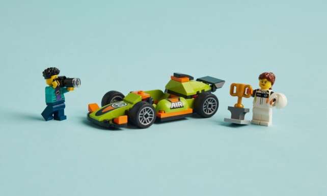 Yarisin coskusu ailelerle bulusuyor LEGO GROUPtan yeni yaris arabalari