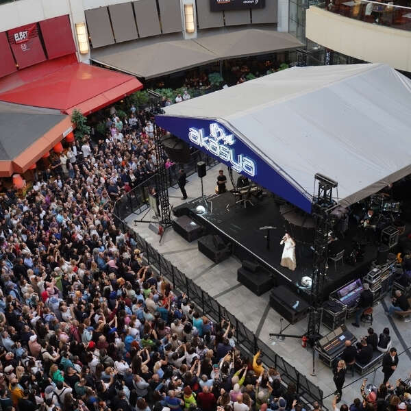 Akasya 10. Yıl Konserleri, Candan Erçetin ile sona erdi