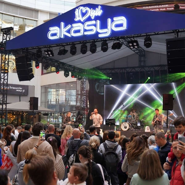 Akasya 10’uncu Yıl Konserleri Bora Öztoprak ile başladı