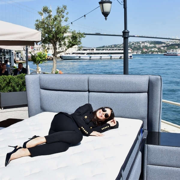 Lova Yatak’ın yeni marka yüzü Simge oldu