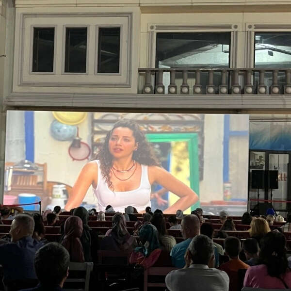 VIALAND AVM de yaz akşamları açık hava sinema keyfi ile renkleniyor