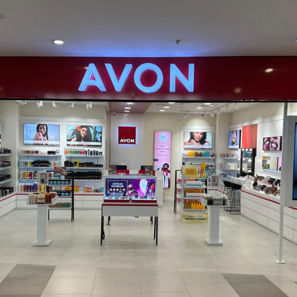 İlker Özçetin 10 Avon İstanbul’daki 16’ncı satış noktasını Maltepe Park AVM’de hizmete açtı