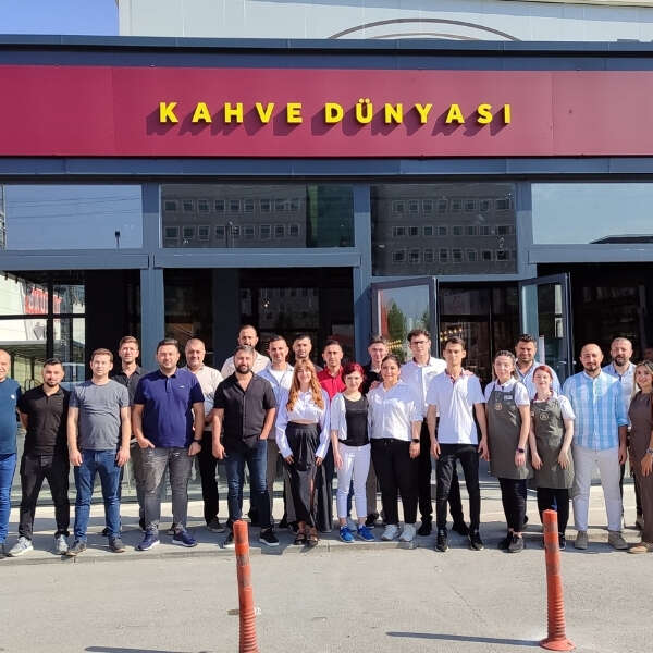 İlker Özçetin 8 Kahve Dünyası Ankara’daki 15’inci mağazasını açtı