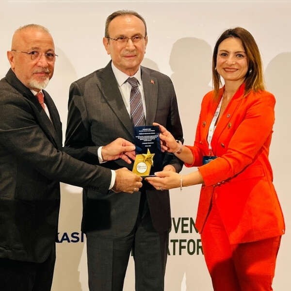 Reis Gıda, Güvenilir Ürün Zirvesi’nde “Türkiye’nin Kahramanları” ödülüne layık görüldü