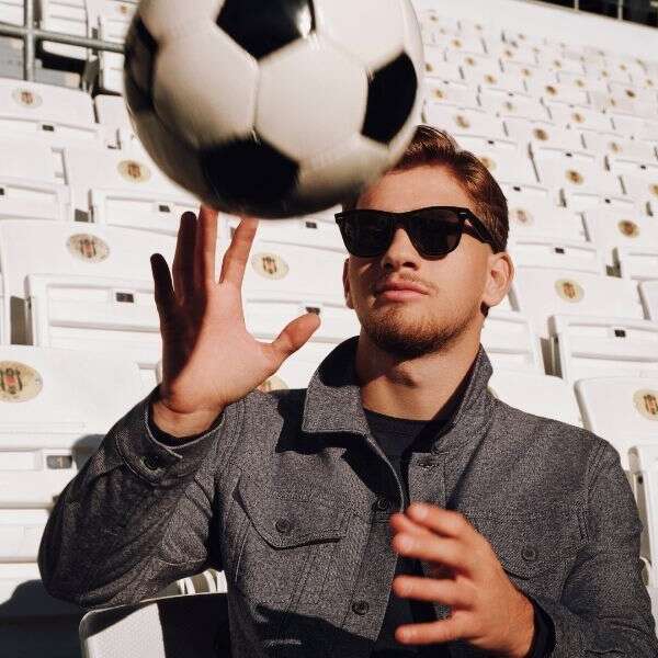 İlker Özçetin 9 Network genç milli futbolcu Semih Kılıçsoy’un stil sponsoru oldu