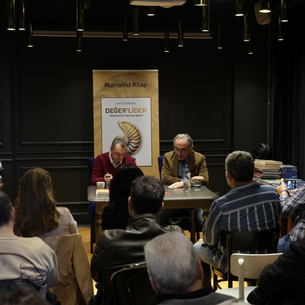 Naci Demiral, ilk kitabı “Değer’Lider”in tanıtım toplantısında okuyucularıyla buluştu