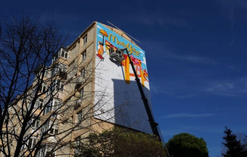 McDonalds Turkiyeden yan yanayiz temali dev graffiti