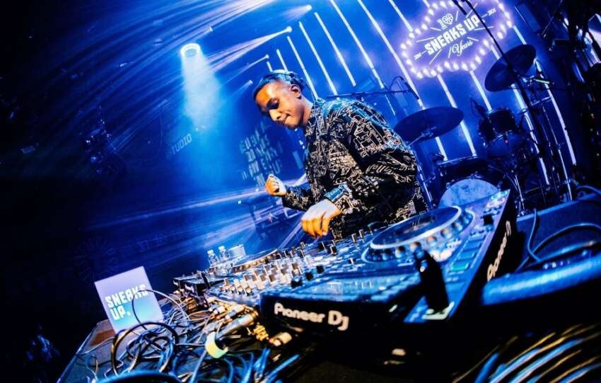 Sneaks Up 10.yilini coskulu bir sekilde kutladi