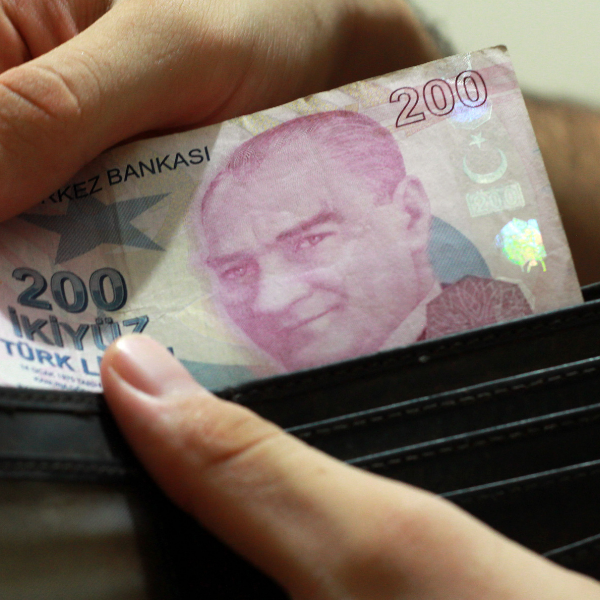 Zamlı emekli maaşı hesaplara yatmaya başladı