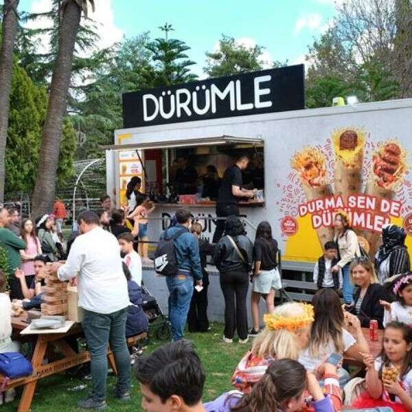 Dürümle, Adana Portakal Çiçeği Karnavalı’nda Lezzet Rüzgarı Estirdi!