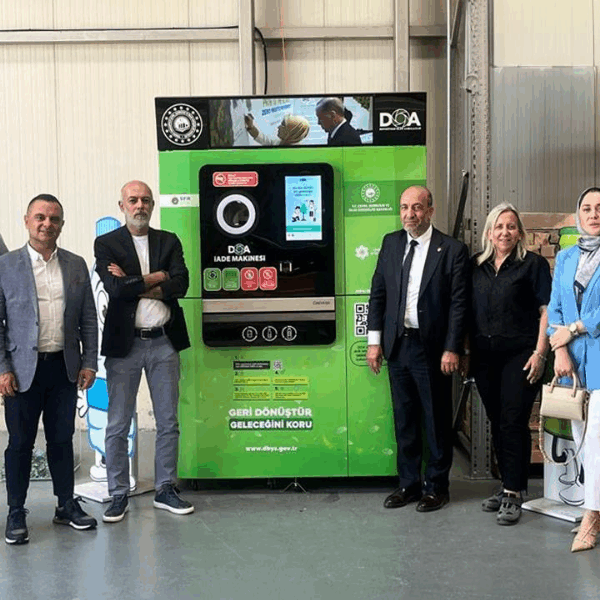 İlker Özçetin 9 Bursa PERDER Başkanı Haşim Kılıç REVEGO’nun Depozito İade Makinelerini Deneyimledi