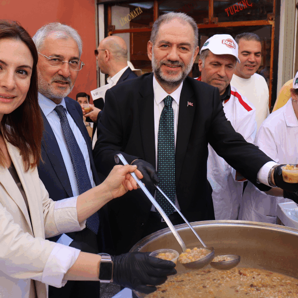 Paylaştıkça Çoğalan Lezzet: Aşure Geleneği Eminönü’nde Yaşatıldı