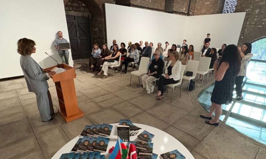 Azerbaycan Edebiyatinin Onemli Ismi Maksut Ibrahimbeyovun Siyah Mantolu Kadin Eseri Ilk kez Turkcede