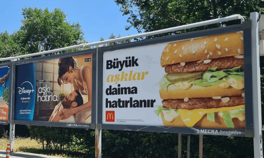 Disney ve McDonalds Turkiyeden Billboardlarda Yuz Gulumseten Ask Hikayesi