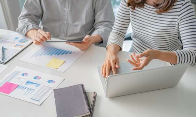 AVMlerde Insan Kaynaklari Kariyer Planlamasi ve Egitim