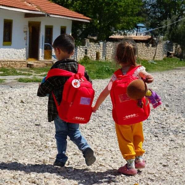AÇEV’den okulun ilk gününde  ihtiyaç sahibi çocuklara destek