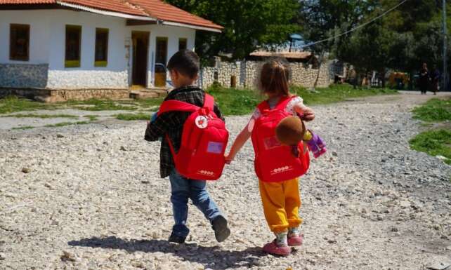 ACEVden okulun ilk gununde ihtiyac sahibi cocuklara destek