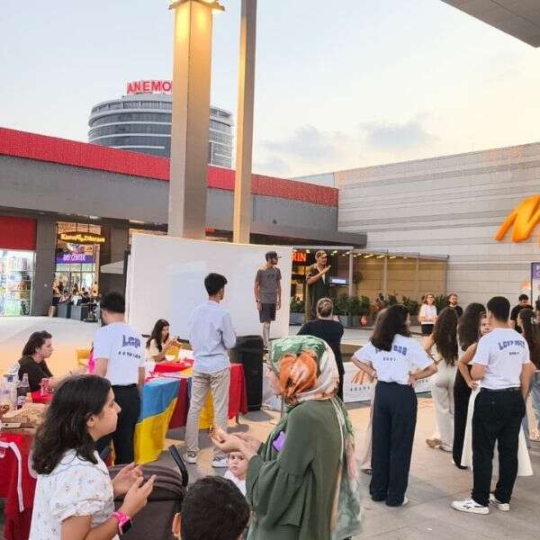 İlkay Keskin 8 M1 Adana AVM’de AIESEC ile kültürel panayır: Dünya lezzetleri ve dansları Adana’da buluştu