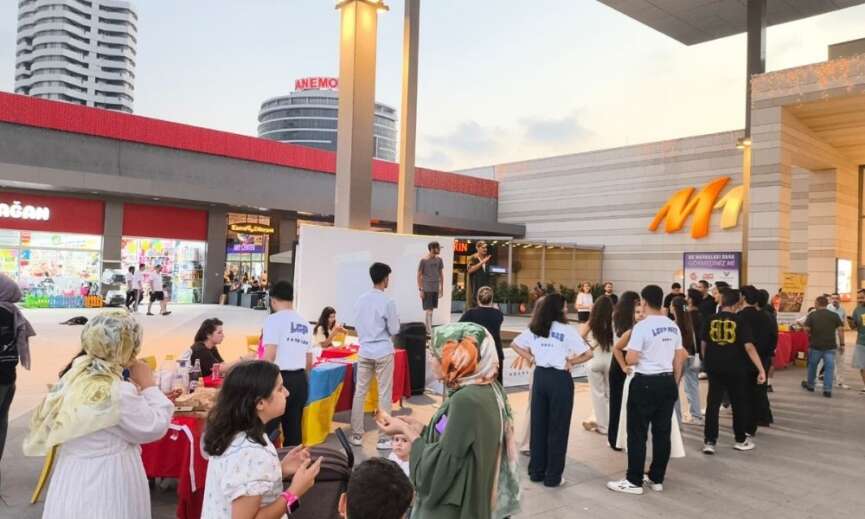 Dunya lezzetleri ve danslari Adanada bulustu