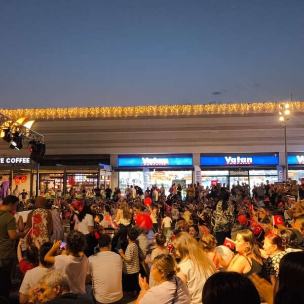 M1 Adana AVM’de zafer bayramı konseri