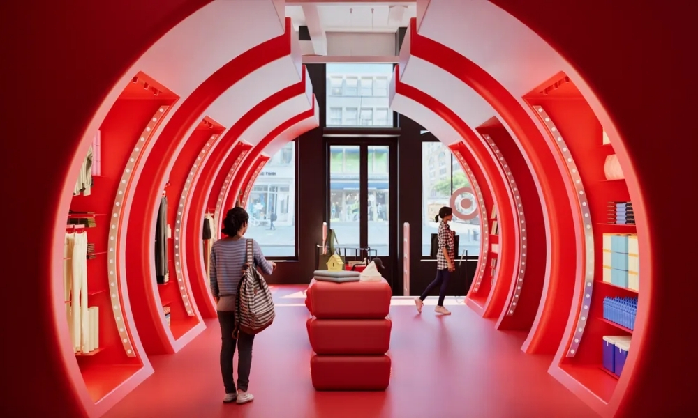 Target SoHo Magaza Yeniden Tasarimi magaza ici kirmizi tunel ve ziyaretciler