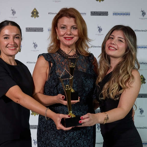 Erkmen Onbulak 11 Bingo ve Molped Stevie Awards’le Taçlandırıldı!