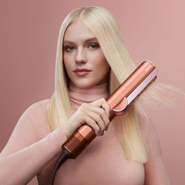 Erkmen Onbulak 8 Dyson’ın Yeni Renk Serisi Amber Silk ile Yeni Yıl Ruhunu Yakalayın