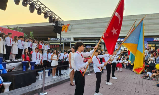 M1 Adana AVMde Cumhuriyet Bayrami coskusu