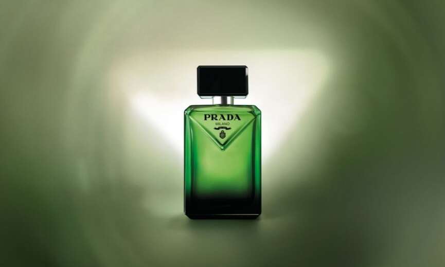 Prada yeni imza niteligindeki erkek parfumu Prada Paradigmei tanitiyor