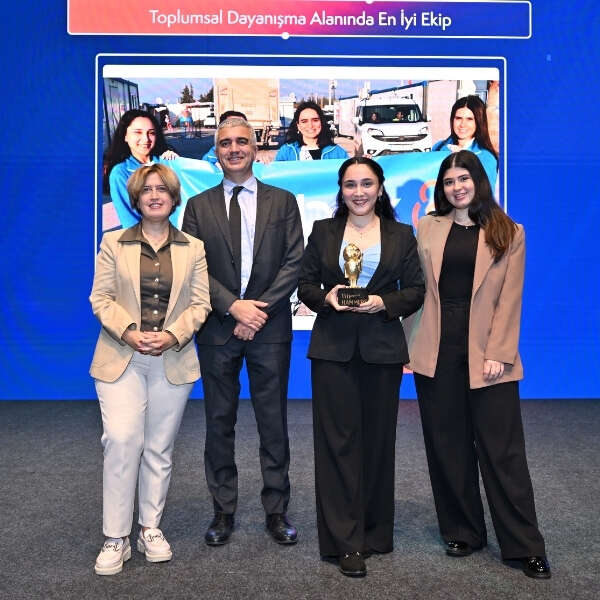 Erkmen Onbulak 12 ebebek, The Hammers Awards 2025’ten Altın ve Gümüş Ödülle Döndü